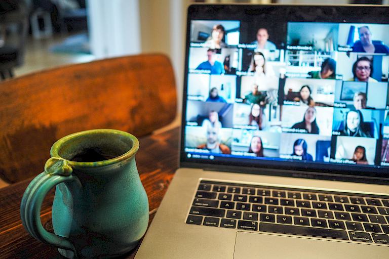 Auf einem Monitor ist ein Video Call sichtbar